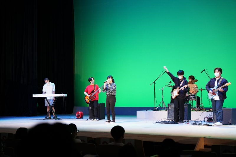 九州看護福祉大学軽音楽サークルバンド演奏の写真