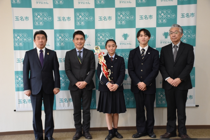 市長と渡邉校長先生、北村さん、河津さん、顧問の浜田先生の集合写真