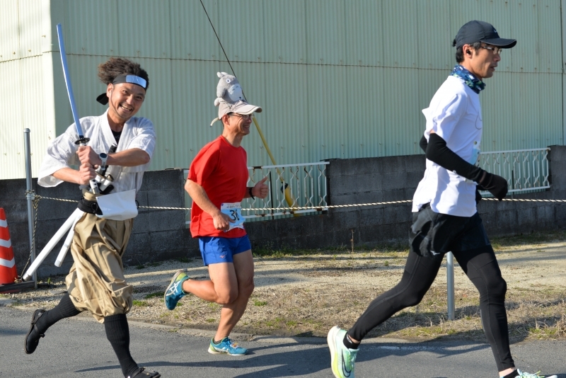 コスチュームを着けて走る参加者の写真1