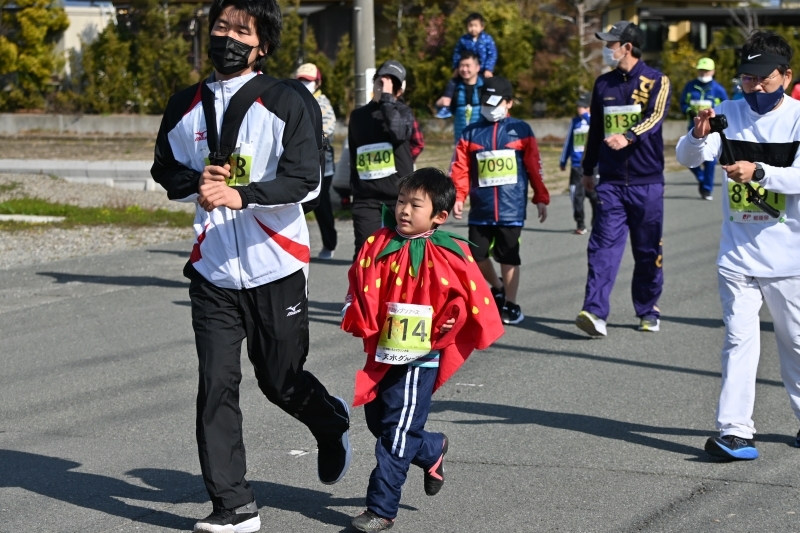 コスチュームを着けて走る参加者の写真5