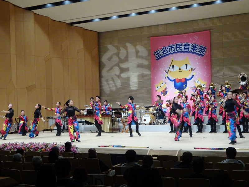 専修大学熊本玉名高校吹奏楽部、ステージで演奏をする様子の写真(遠景)
