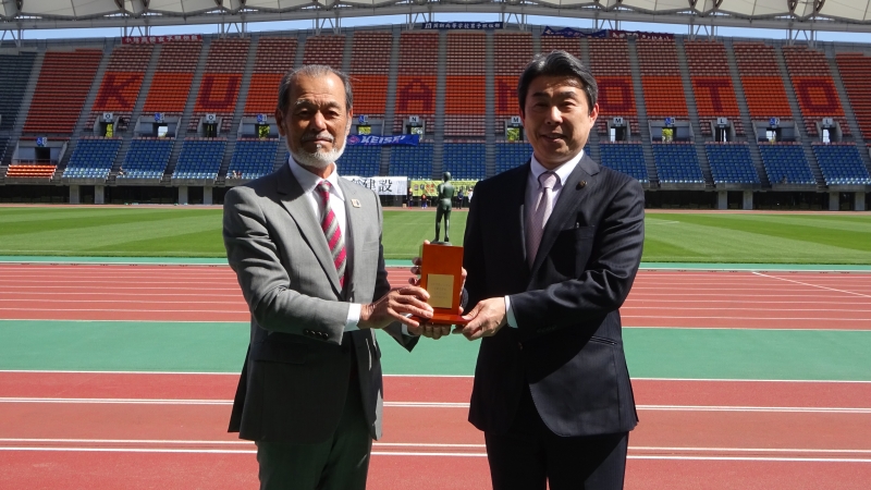 藏原市長から金栗トロフィーを贈呈される松尾副会長の写真
