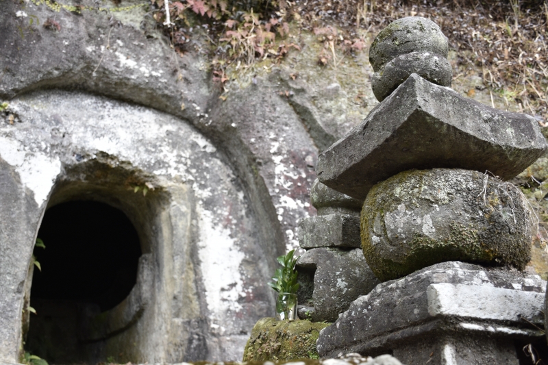石貫穴観音横穴と中世五輪塔の画像