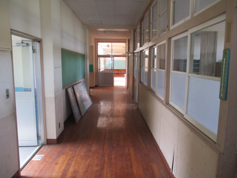特別教室棟の廊下の写真