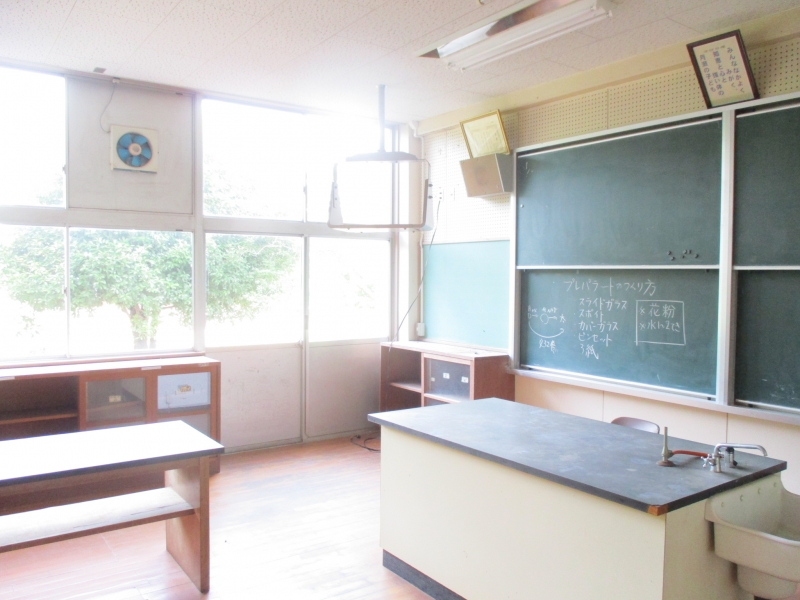 特別教室棟の理科室、黒板の写真