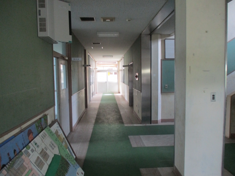 管理・教室棟の廊下の写真