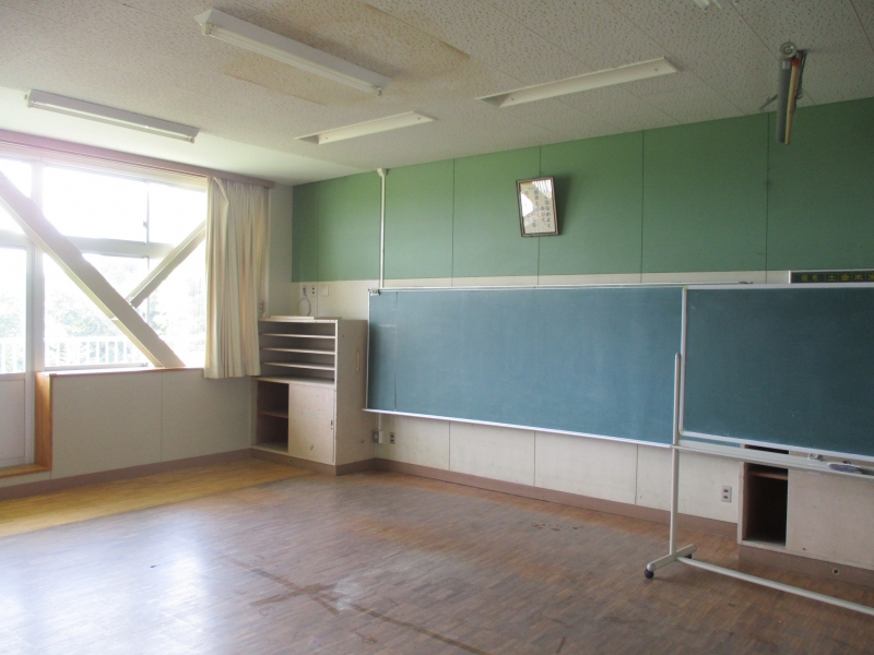 管理・教室棟の教室内部の写真