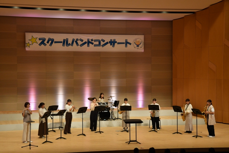 九州看護福祉大学吹奏楽部9名が演奏している写真