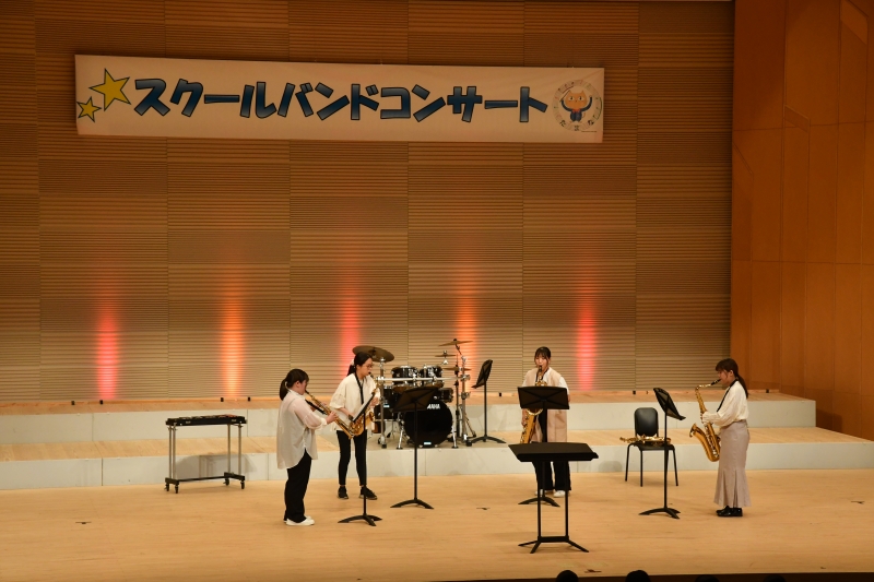 九州看護福祉大学吹奏楽部4名が演奏している写真