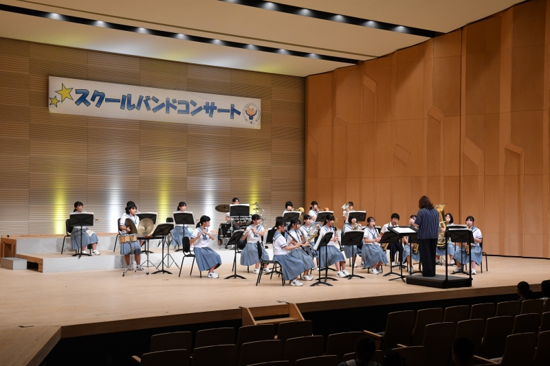 有明中学校吹奏楽部が演奏している横から撮影した写真