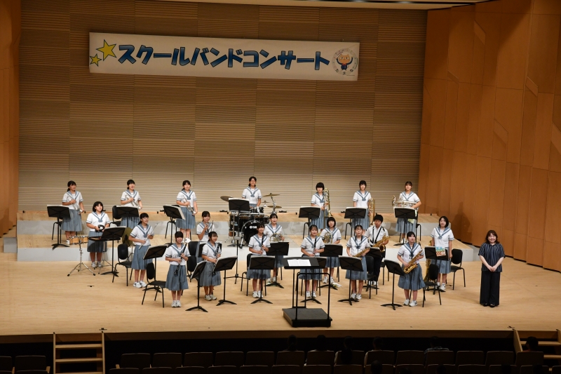 有明中学校吹奏楽部が演奏している正面から撮影した写真