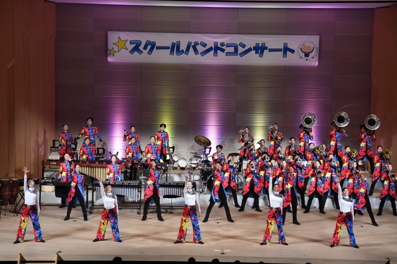 専修大学熊本玉名高校ベンチャーズの演奏とパフォーマンスの写真