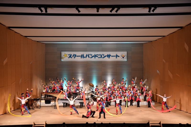 専修大学熊本玉名高校ベンチャーズの演奏と道具を使ったパフォーマンスの写真