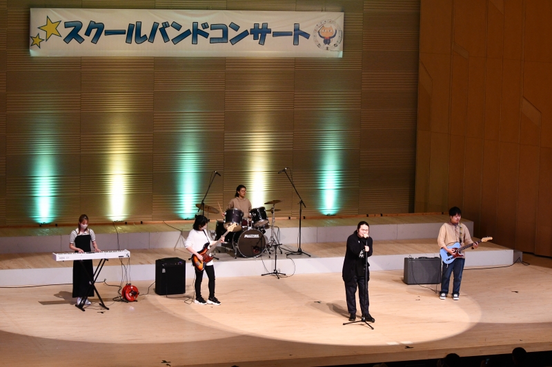 九州看護福祉大学軽音楽サークルの演奏の斜めから撮影した写真