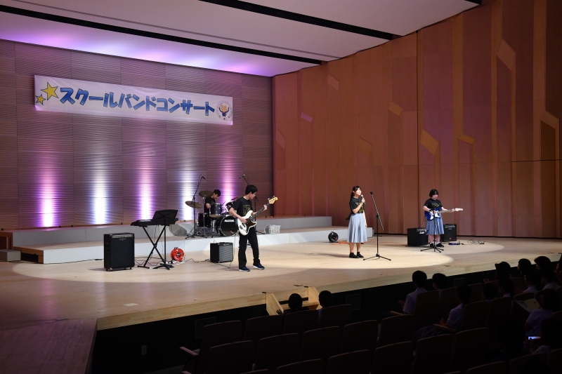 玉名高校ギター部4名で演奏する様子を客席左斜めから撮影した写真