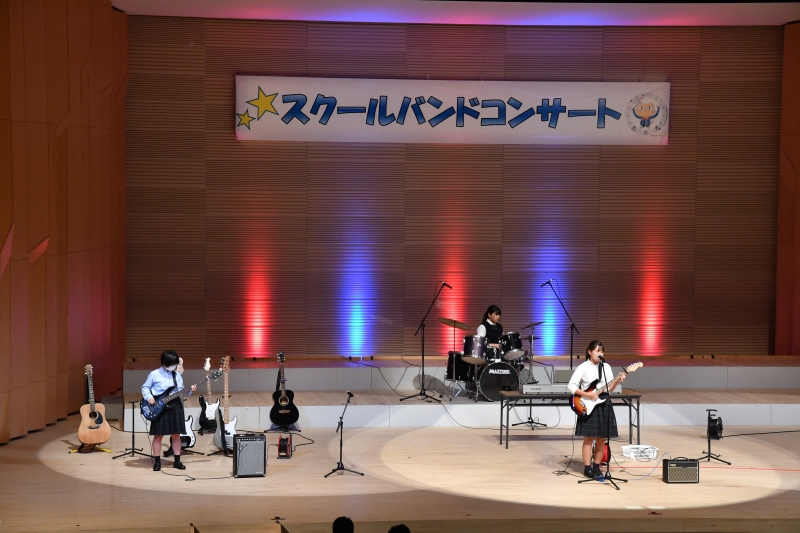 玉名女子高校軽音楽部の演奏の3名の写真