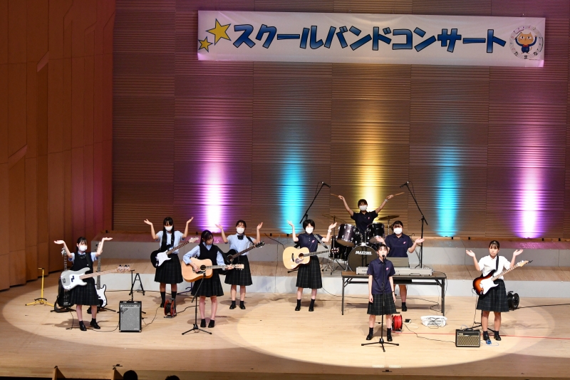 玉名女子高校軽音楽部の演奏の様子写真