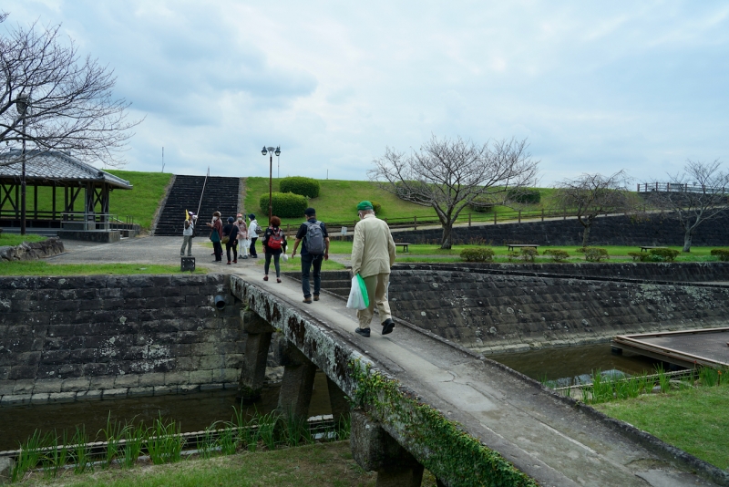 高瀬裏川水際緑地公園を散策している参加者の様子の写真