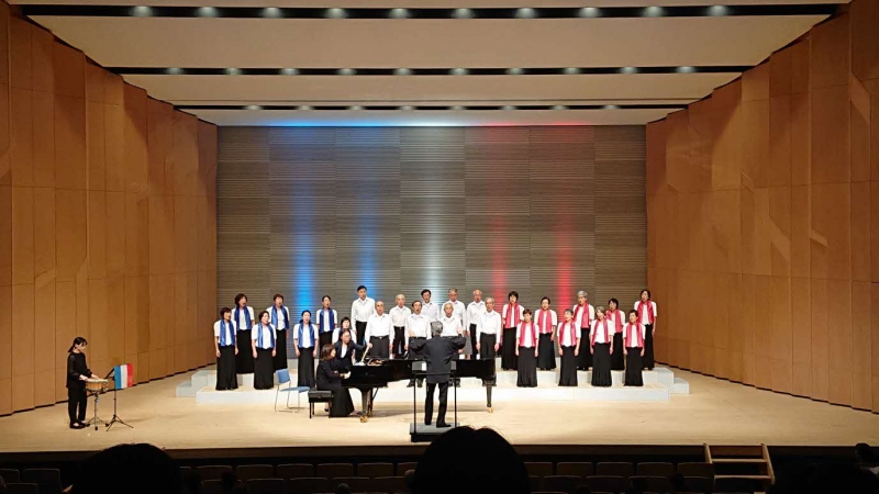 玉名市民合唱団第64回定期演奏会 ピアノの演奏に合わせて25名が合唱している写真