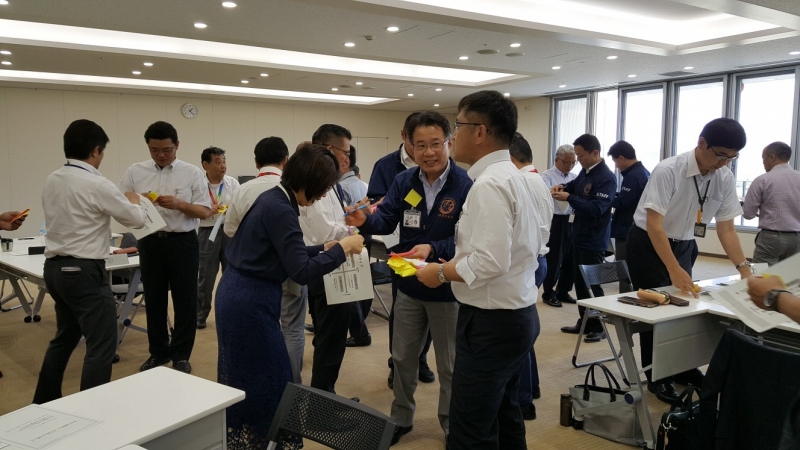 立って研修を受講している職員の写真