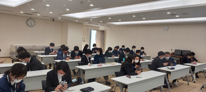 顔合わせをしている職員の写真