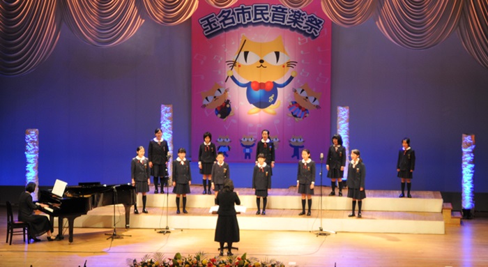 玉名町小学校音楽部による合唱の様子の写真