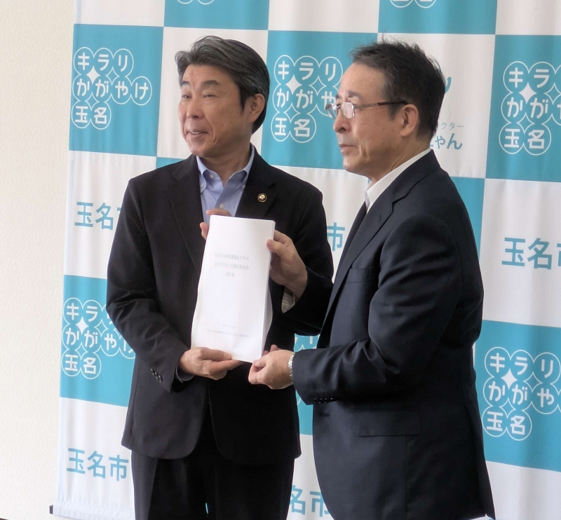 報告書提出の様子