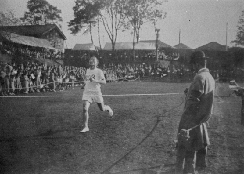 大正3年(1914年)第2回陸上競技会選手権で世界記録を樹立しゴールする瞬間の写真
