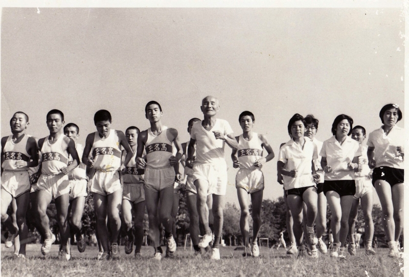 昭和39年(1964)玉名高校陸上部員と走る金栗さんの写真