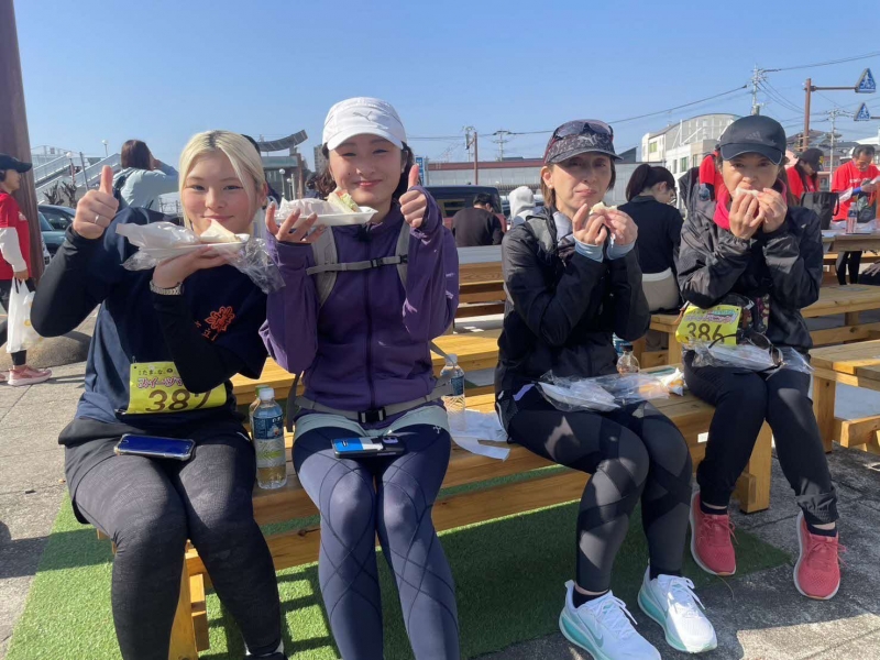 スイーツをもらって笑顔の参加者たち1