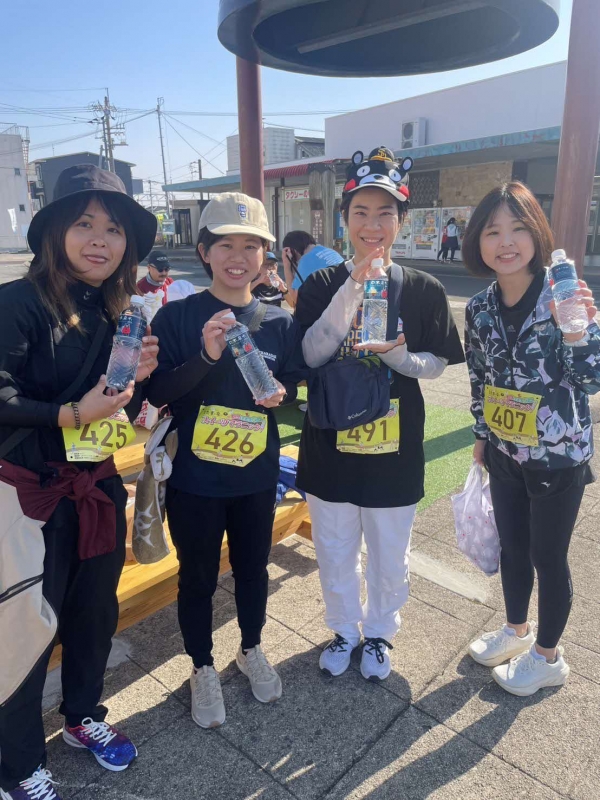 スイーツをもらって笑顔の参加者たち