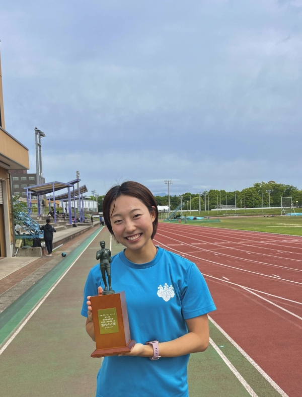 トロフィーを持つ、 勝くるみ選手の写真