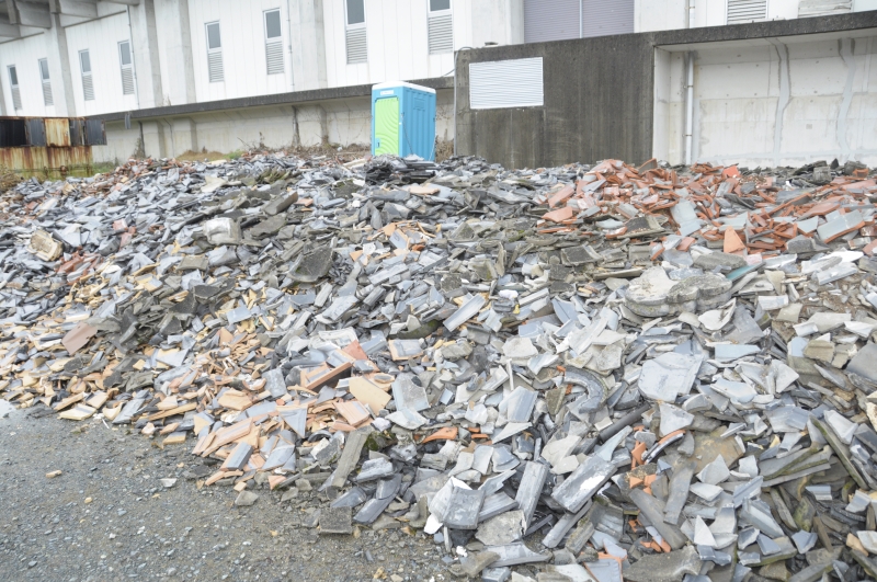 53_05_09 玉名市浄化センターの災害がれきの写真