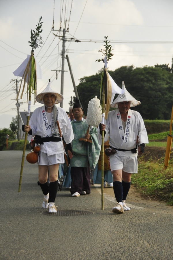 大野下雨乞い奴踊り(列で歩いている写真)