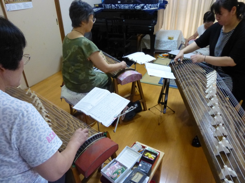 熊本お琴教室玉名研究所「雅会」のお琴の練習写真