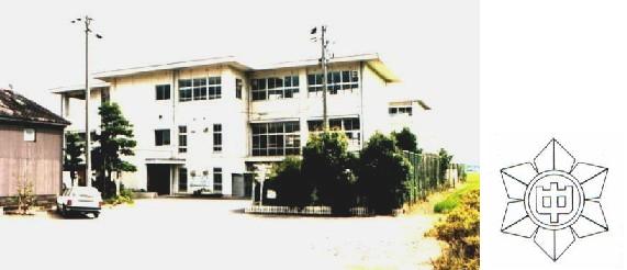 玉陵中学校校舎と校章の画像