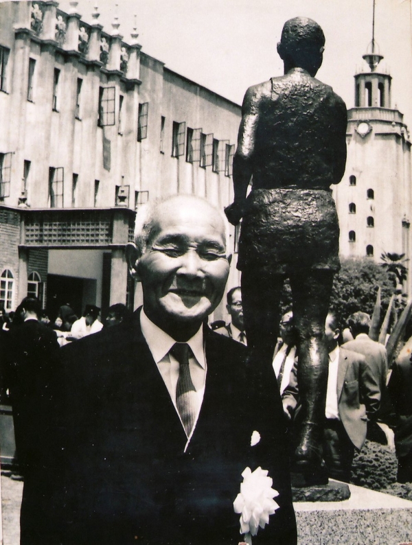 昭和44年(1969)県立玉名高校に銅像建立の写真