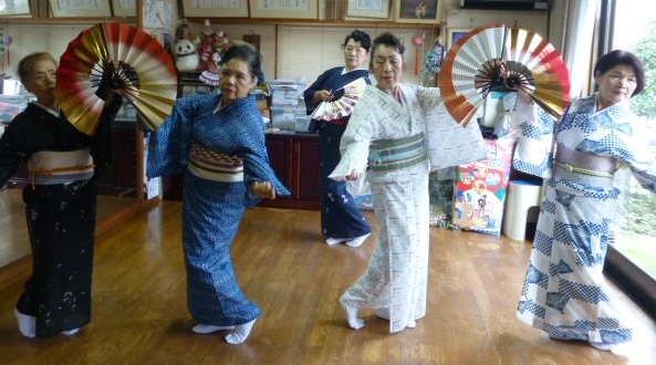 玉扇会(新日舞)の踊っている写真