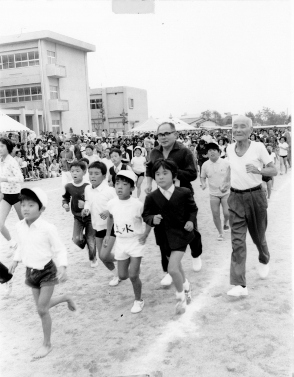 昭和49年(1974)玉名市「市制20周年記念運動会」で市民と走る様子の写真
