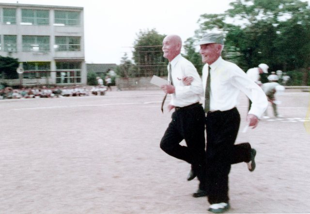 昭和48年(1973)玉名市第1回老人スポーツ大会で「50メートル人さがし」競技に出場した時の写真