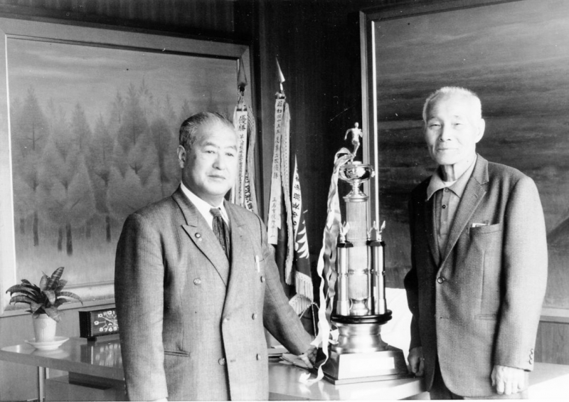 橋本二郎初代玉名市長と金栗さんの写真