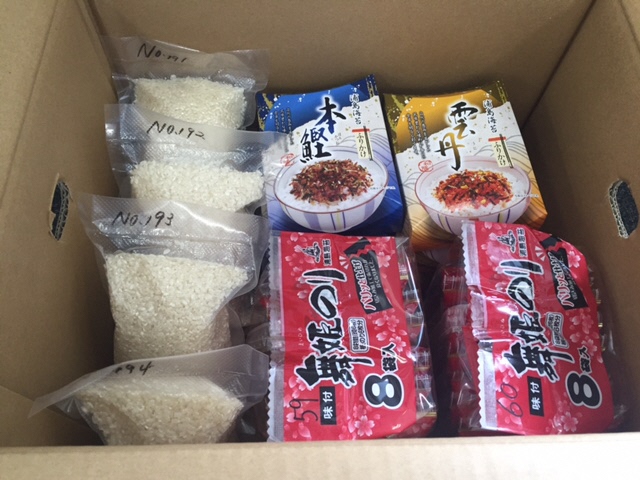 食品提供の例　米4袋、ふりかけ(本鰹、雲丹)、舞姫のり2袋の写真