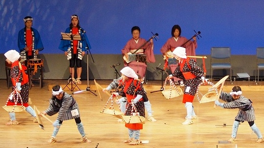 横島潟担い節保存会(よこしまがたいないぶしほぞんかい)の唄と踊りの写真