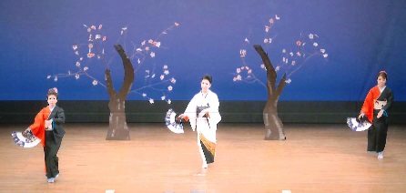 玉昇会(新日舞)の皆さんが踊っている様子の写真