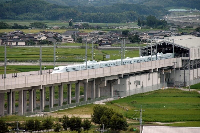 新玉名駅と新幹線の写真です