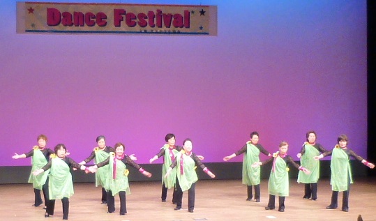 ひまわり会(健康ダンス)のダンスフェスティバルの様子の写真