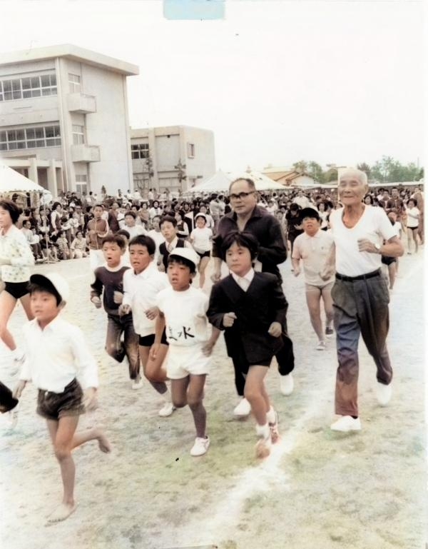 1974年10月　玉名中学校運動場(金栗さん83歳)の写真