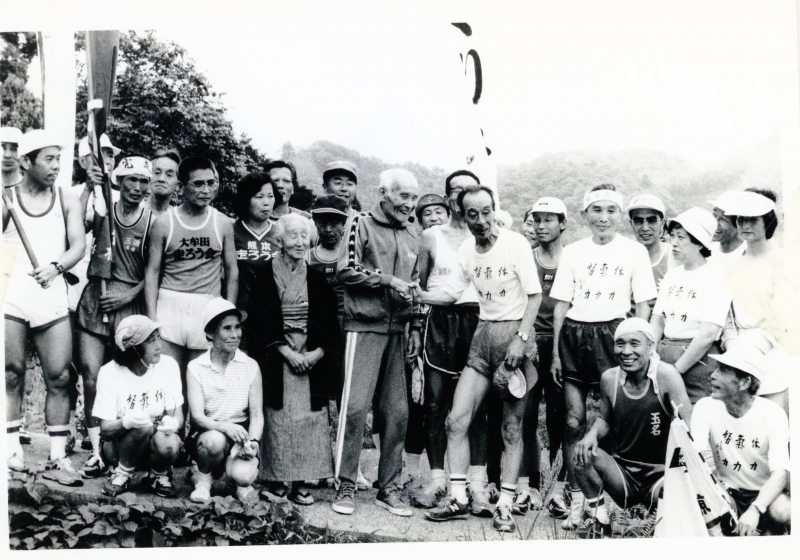 昭和57年(1982)走ろう会訪問マラソンの様子の写真
