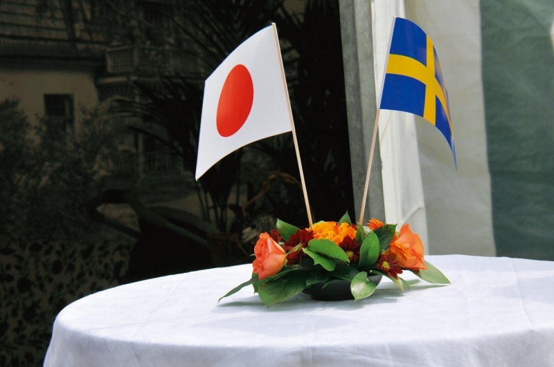 日本とスウェーデンの国旗の写真