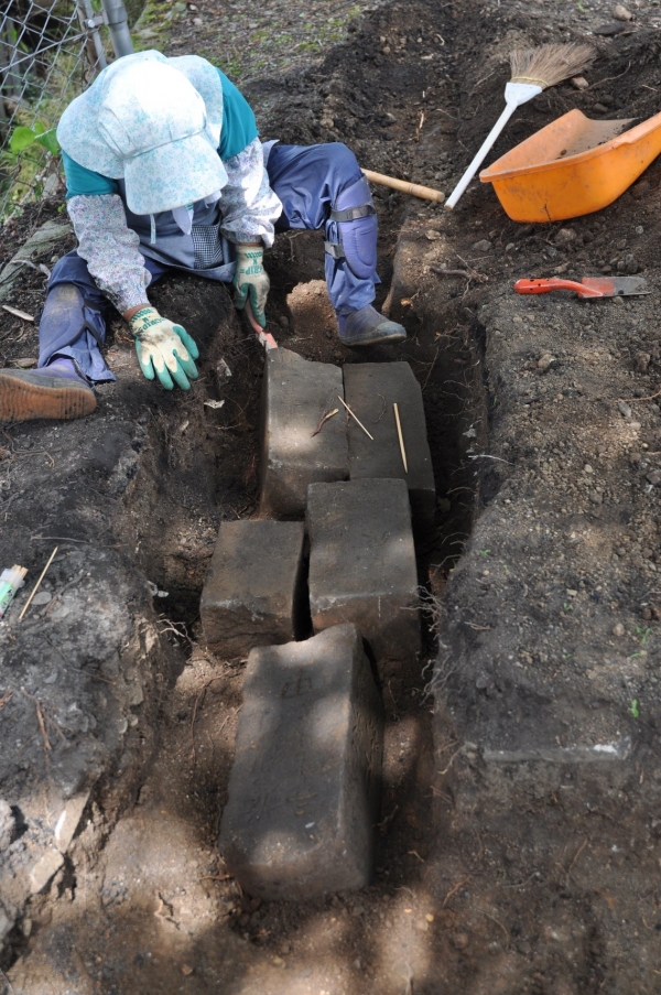 高瀬官軍墓地の発掘調査の写真